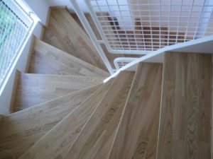 Treppe mit Holzbelag